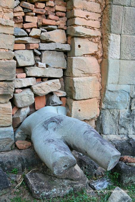 Statue encastrée dans le mur, Phnom Bakheng, Angkor, Cambodge