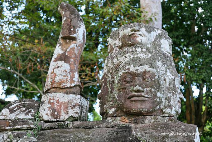 Têtes multiples superposées (Victory gate), Angkor, Cambodge