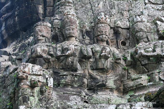 Gros-plan sur statues de la Porte de la Victoire, Angkor, Cambodge