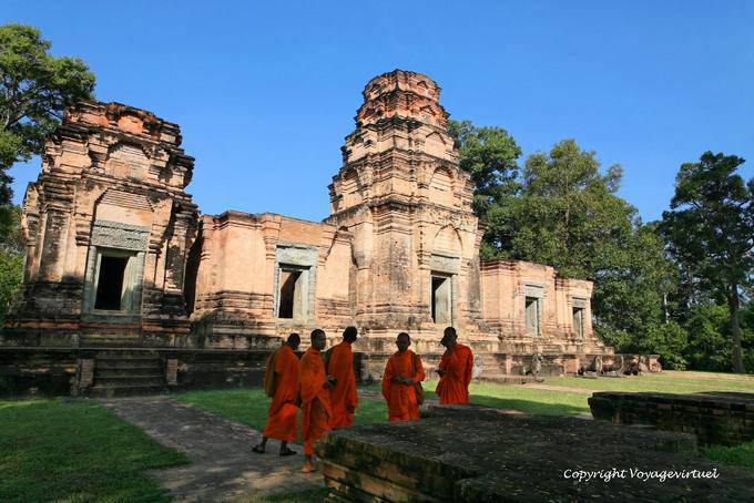 Moinillons devant Prasat Kravan, Angkor, Cambodge