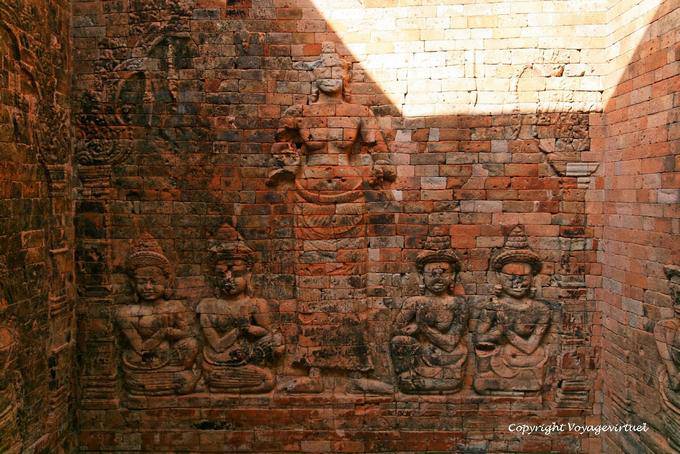 Lakshmî (épouse de Vishnu) et des orants, Prasat Kravan, Angkor, Cambodge