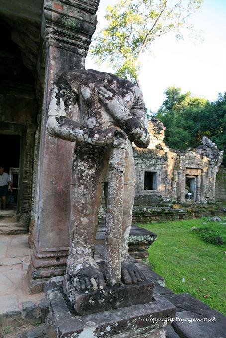 Statue colossale sans tête, Dvarapala Preah Khan, Angkor, Cambodge