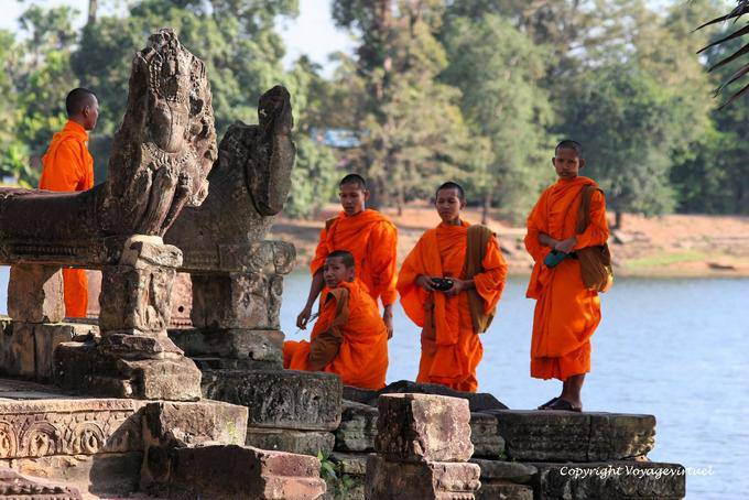 Moines en visite, Sras-Srang, Angkor, Cambodge