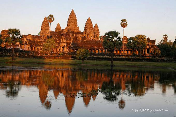 Angkor Vat par un soir rougeoyant en reflet dans un bassin, Angkor, Cambodge