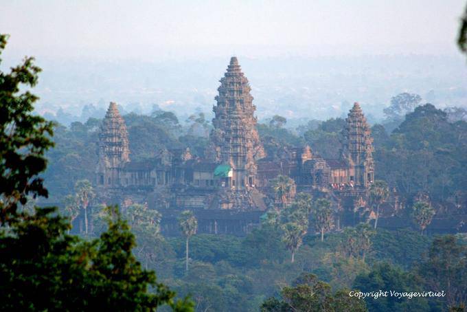 Angkor Vat dans la brume vue depuis le haut du Phnom Bakheng, Angkor, Cambodge