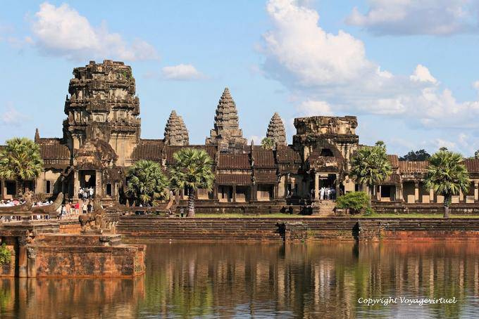 Panorama sur le Gopuram et le site depuis une douve, Angkor Wat, Angkor, Cambodge
