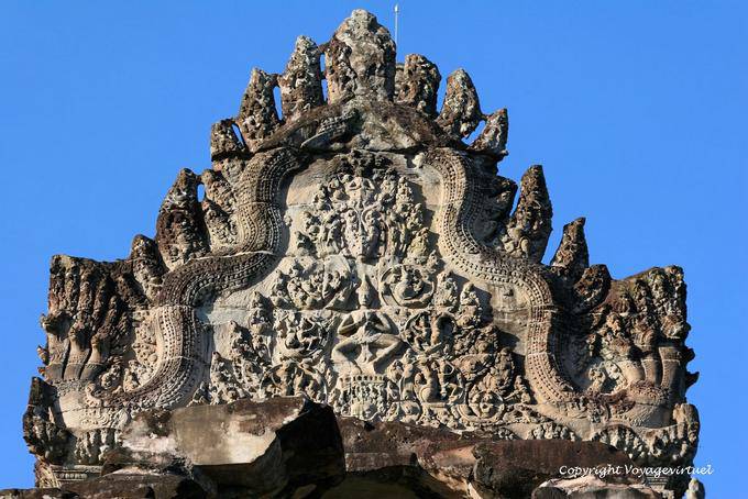 Fronton sculpté avec des nagas sur une tour, Angkor Wat, Angkor, Cambodge