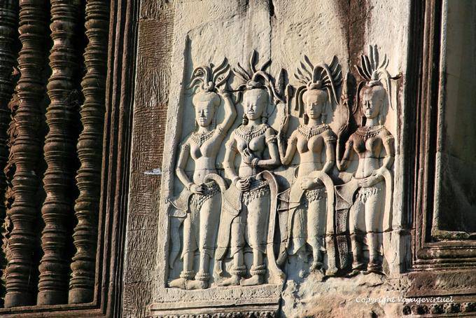 Groupe d'asparas sur l'extérieur d'une galerie, Angkor Wat, Angkor, Cambodge