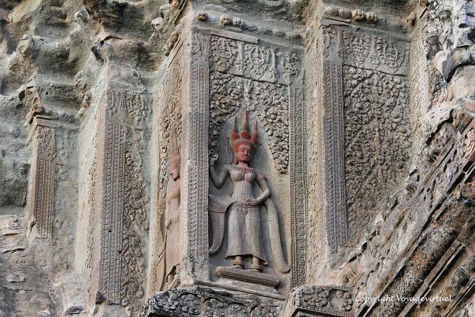 Aspara à tête rouge sur l'une des tours, Angkor Wat, Angkor, Cambodge