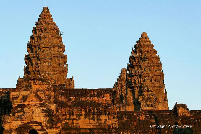 Derniers rayons solaires sur deux des tours du sanctuaire, Angkor Vat, Angkor, Cambodge