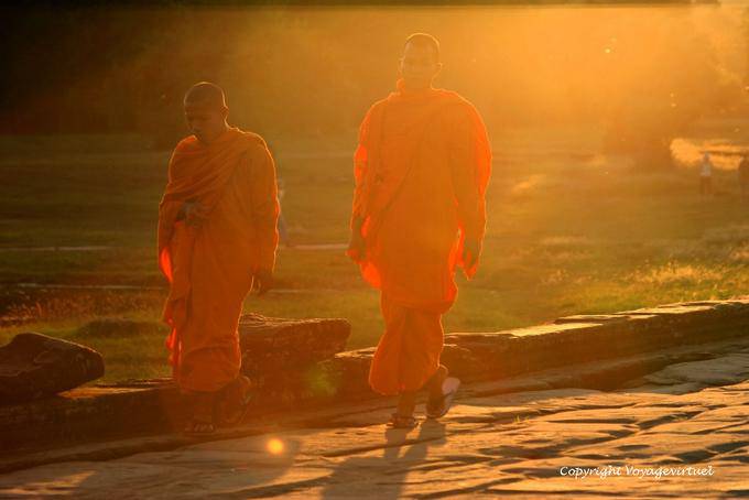 Moines marchant dans le soleil couchant, Angkor Wat, Angkor, Cambodge