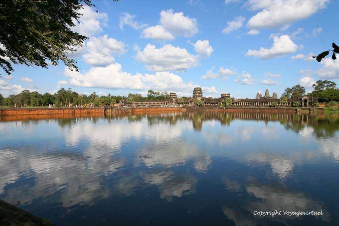 Nuages et ciel bleu se reflétant dans la grande douve d'Angkor Vat, Angkor, Cambodge