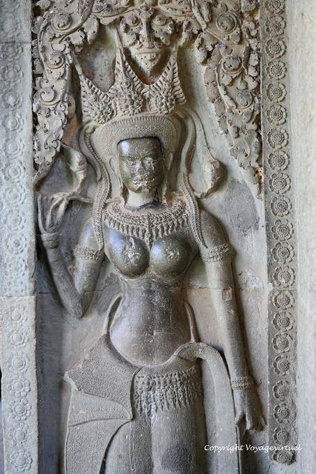 Apsara aux parties lissées par les touchers des passants, Angkor Vat, Angkor, Cambodge