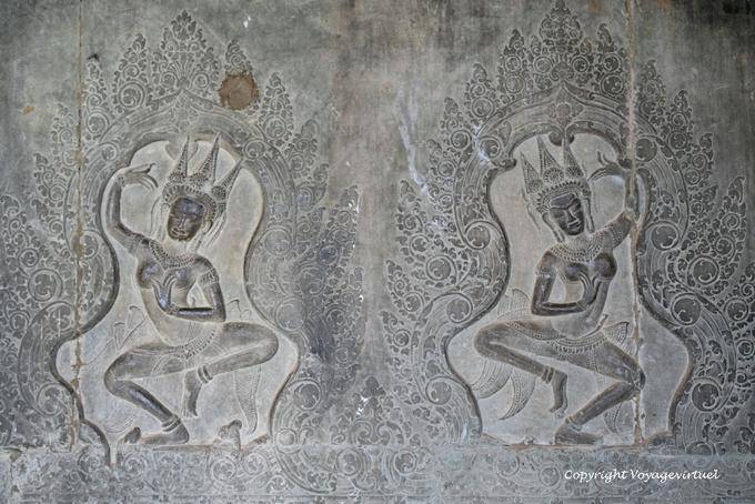 Danseuses en bas-relief dans niches décorées de frises, Angkor Wat, Angkor, Cambodge