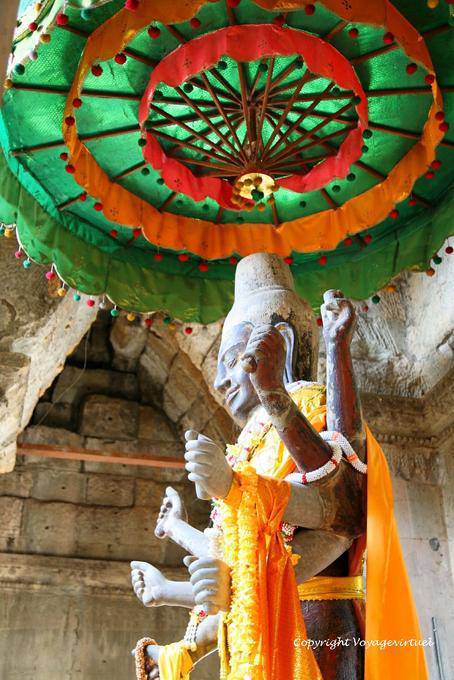 Statue de Shiva, divinité à 8 bras sous parasol, Angkor Vat, Angkor, Cambodge