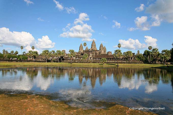 Panoramique du site d'Angkor Wat se reflétant dans un bassin, Angkor, Cambodge