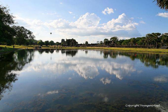 Reflets du ciel dans un bassin, et une des librairies, Angkor Vat, Angkor, Cambodge