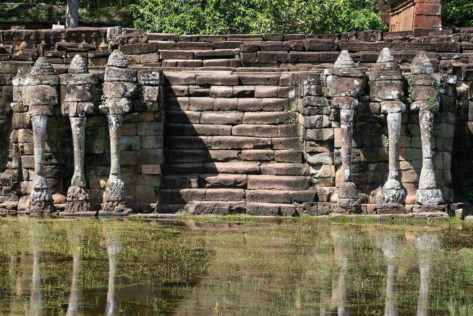 Escalier bordé de pachydermes tricéphales arrachant des lotus, Elephants terrasse, Angkor, Cambodge