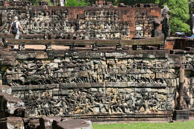 Scènes de jeux guerriers sur le mur de la terrasse des Eléphants, Angkor, Cambodge