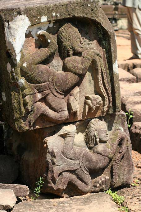 Drôles de danseuses en haut relief, Terrasse des éléphants, Angkor, Cambodge