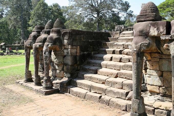Escalier avec éléphants tricéphales et lotus sur trompe, terrasse des Eléphants, Angkor, Cambodge