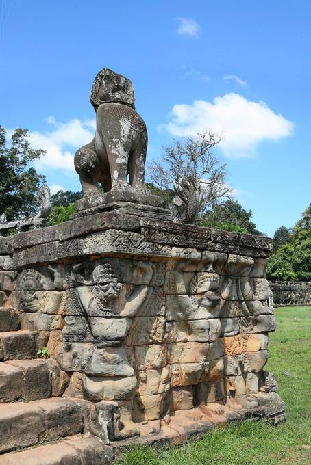 Lion-gardien soutenu par des garudas en atlantes, terrasse des Eléphants, Angkor, Cambodge