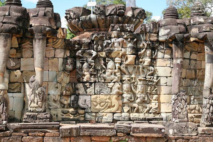 Zoom sur mur de la terrasse supérieure et ses sculptures, Elephants terrasse, Angkor, Cambodge