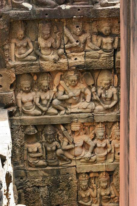 Frise en relief avec femmes et hommes armés, Terrasse du Roi Lépreux, Angkor, Cambodge