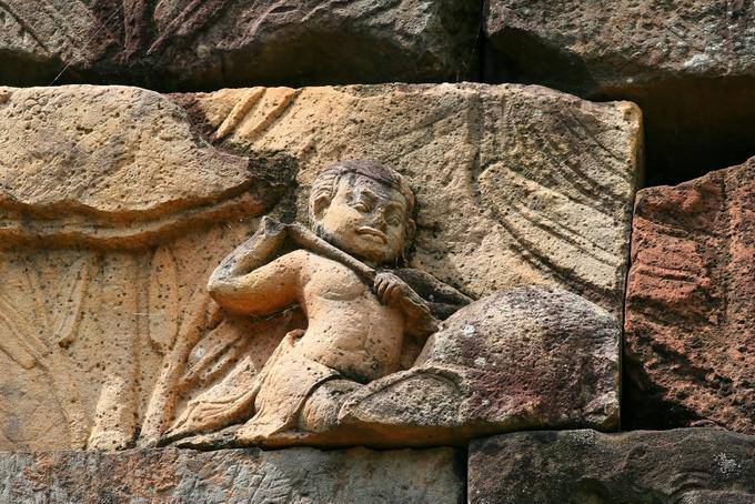 Fragment d'un haut-relief montrant un personnage chevauchant, Terrasse du Roi Lépreux, Angkor, Cambodge