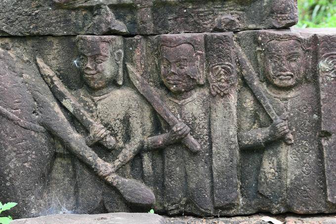 Personnages défilant glaive à la main, bas-relief, Terrasse du Roi Lépreux, Angkor Thom, Angkor, Cambodge