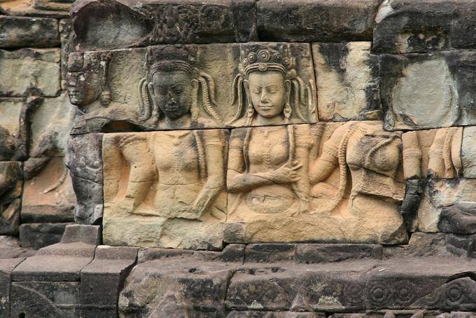 Femmes assises, bas-relief reconstitué, Terrasse du roi lépreux, Angkor Thom, Angkor, Cambodge