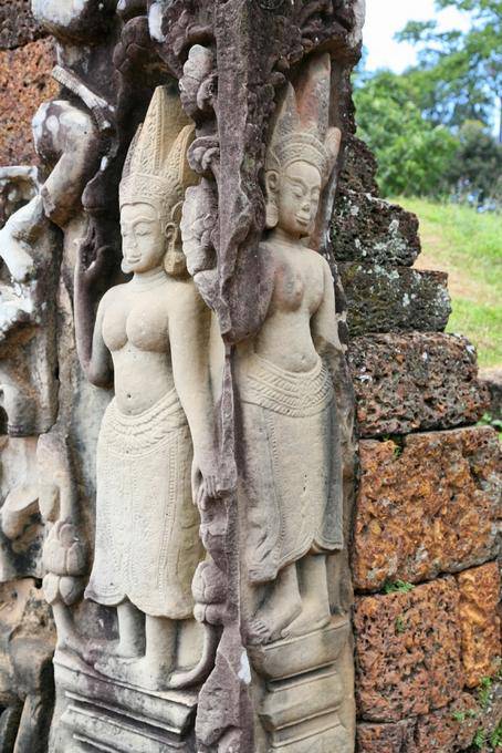 Devatas restaurées sur un angle de la Terrasse du roi lépreux-Thom, Angkor, Cambodge