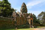 Gopura ornée de visages d'incarnations du bouddha, Banteay Kdei, Cambodge.