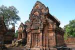 Bibliothèque nord et fronton en scène du Mahabharata, Banteay Srei, Cambodge.