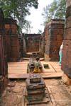 Garçonnet entre linga et yoni, Banteay Srei, Cambodge.