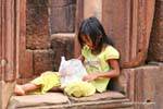 Jeune cambodgienne dans la citadelle des femmes, Banteay Srei, Cambodge.