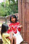 Petites filles cambogiennes sur le site de Banteay Srei, Cambodge.