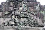 Scène guerrière avec chars, fronton sculpté, Preah Khan, Cambodge.