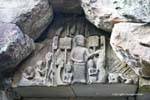 Séance d'offrande, sculpture sur fronton du Preah Khan, Cambodge.