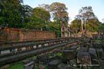 Chaussée dallée à balustrades, traversant le site, Preah Khan, Cambodge.