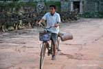 Vélo et antiquité Preah Khan, Cambodge.