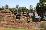 Sras Srang marches du temple des ablutions, Cambodge.