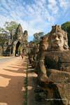 Tour de la porte Sud et yaksha tenant le nâga, Angkor Thom, Cambodge.