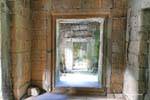 Jeu de pierres et de lumière à l'intérieur du Prasat Thommanon, Cambodge.