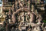 Autre fronton décoré de sculptures, Thommanon, Cambodge.