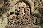 Fronton sculpté de danseurs frénétiques emmêlés, Thommanon, Cambodge.