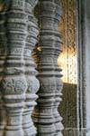Balustres de pierre sculptée dans le cadre d'une fenêtre, Angkor Vat, Cambodge.