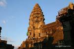 Une des tours centrale du sanctuaire au soleil couchant, Angkor Vat, Cambodge.