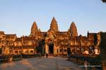 Tours centrales vues depuis l'allée de l'accès principal, Angkor Wat, Cambodge.