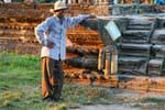 Vendeur de riz gluant sur le site d'Angkor Vat, Cambodge.